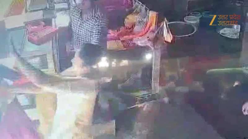 महिला सिपाही से चप्पलों से मारपीट और गाली-गलौज, वायरल हुआ CCTV Video
