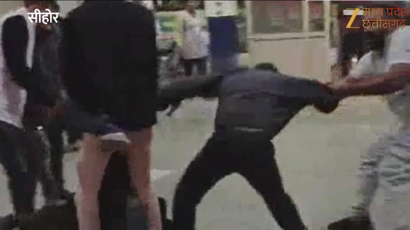 सीहोर में गुंडे-बदमाशों के हौसले बुलंद, गुंडागर्दी अस्पताल तक पहुंची, देखें वीडियो