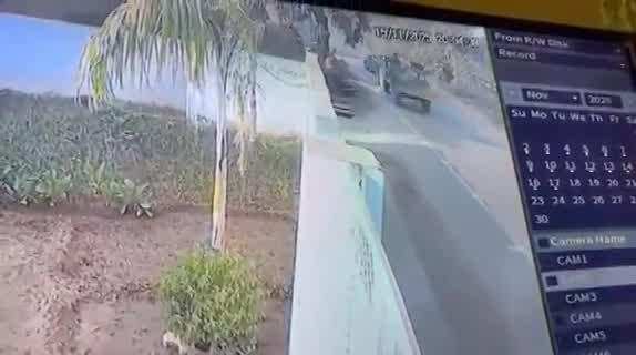 Greater Noida Video: तेज रफ्तार ट्रैक्टर ने दो बाइक को मारी जोरदार टक्कर, CCTV फुटेज में दिखा 'मौत' का खौफनाक मंजर