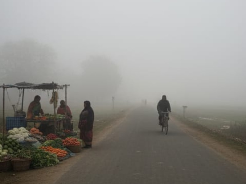 मौसम का 'ट्रिपल अटैक'! कोहरे, प्रदूषण और गिरते पारे ने बढ़ाई लोगों की परेशानी