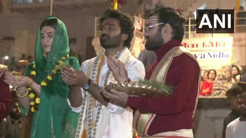 कृति सेनन और धनुष ने काशी में की गंगा आरती, सामने आया खूबसूरत वीडियो