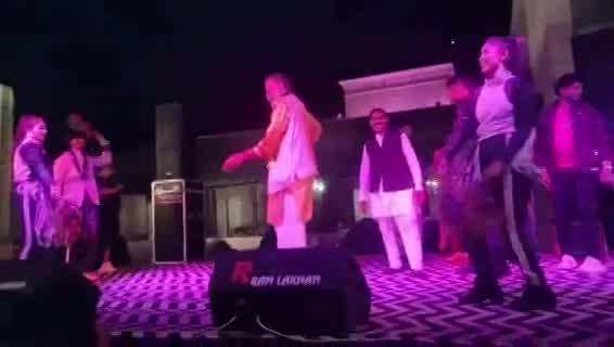 UP Minister Manohar lal panth Viral Video: 'दे दे प्यार दे' गाने पर फिर झूमे 'मंत्री जी', शादी समारोह के इस वीडियो ने मचाया तहलका!