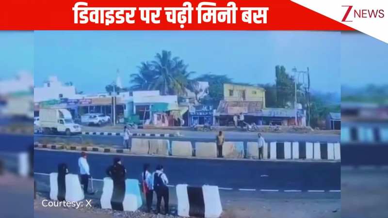 बाप रे बाप...हवा में उड़ती हुई मिनी बस सीधा डिवाइडर पर चढ़ी, भयंकर मंजर देख कांप गई पब्लिक की रूह