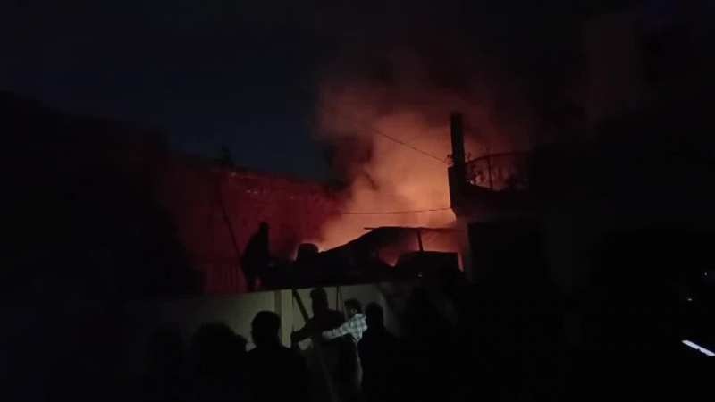 Pratapgarh Video:आसमान छूने लगीं आग की लपटें, आसमान में धुएं का गुबार, देखिए कैस धधक रहा कबाड़ गोदाम