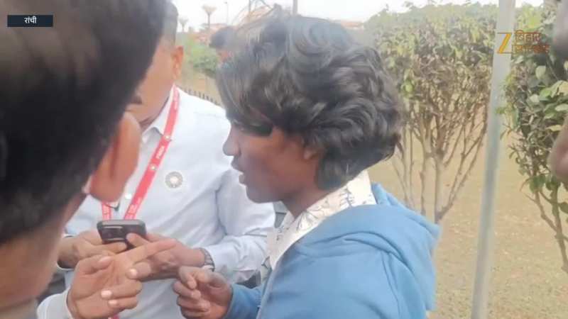 VIDEO: यही है वो शख्स जिसने विराट कोहली के छुए पैर, रांची वनडे में सुरक्षा तोड़कर मैदान में कूदा था युवक