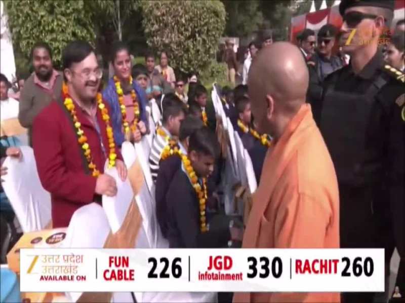 Lucknow News: वर्ल्ड डिसेबिलिटी डे पर लखनऊ में सीएम योगी ने की दिव्यांग बच्चों से मुलाकात, बांटे उपहार