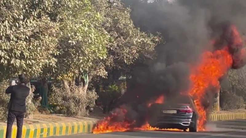 Watch Video: चलती BMW लग्जरी कार बनी आग का गोला, नोएडा से वीडियो वायरल 