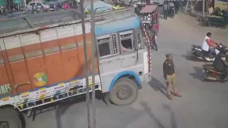 ट्रक ने ड्यूटी पर तैनात दारोगा को टक्कर मारी, CCTV में कैद हुई ड्राइवर की जानलेवा हरकत