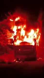 Jalaun Live Aag Video: धू-धूकर जली बारात की बस, आसमान छूती लपटे देख दहल जाएंगे आप!