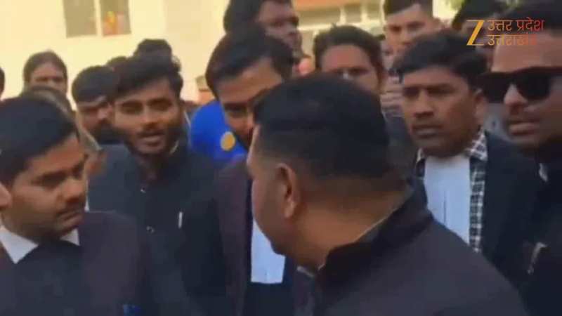 कोर्ट में वकीलों ने की दारोगी की धुनाई, सादी वर्दी में इनामी बदमाश को गिरफ्तार करने पहुंचे थी पुलिस 