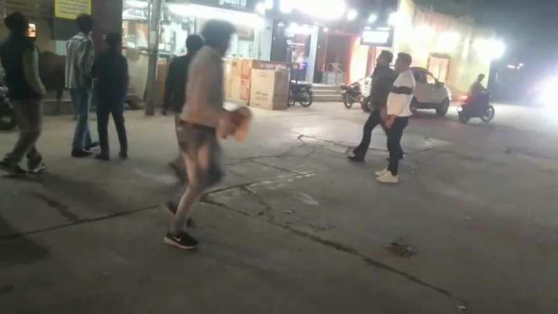 सांड के मुंह में फंसी बाल्टी, सड़क पर मचाया उत्पात, लोग टकटकी लगाकर देख रहे वीडियो