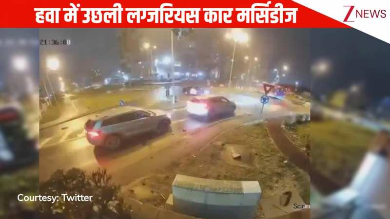 बाप रे! डिवाइडर से टकराकर हवा में उड़ी लग्जरियस कार मर्सिडीज, 18 सेकंड की वीडियो देख कांप जाएगी रूह