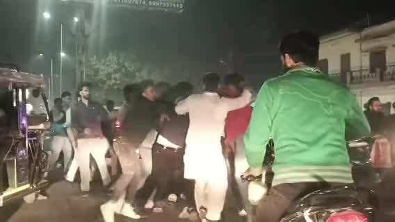 Aligarh Video: जमालपुर ईदगाह के सामने दो पक्षों में भिड़ंत, सरेराह युवकों के बीच जमकर चले लात-घूंसे