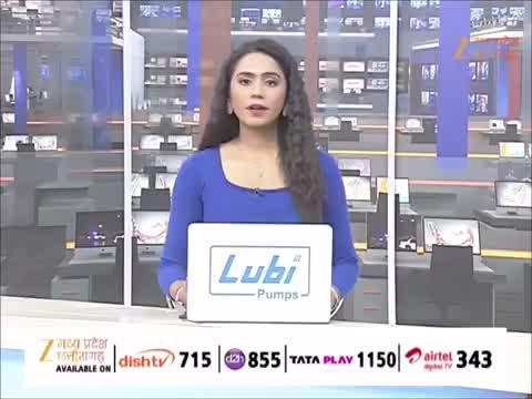 VIDEO: टमाटर से भरी पिकअप गांव में पलटी, सड़क हो गई लाल-लाल, देखें वीडियो