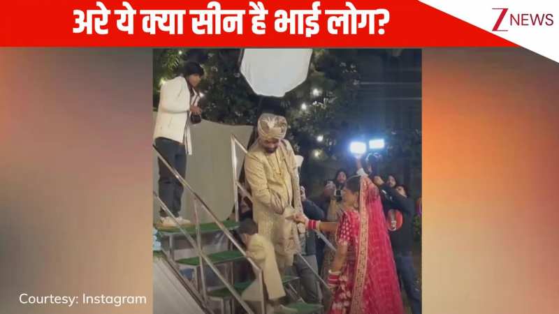 दुल्हन का हाथ पकड़ने के लिए स्टेज पर खड़ा था लड़का, पीछे से आया दूसरा दूल्हा और फिर जो हुआ, वीडियो पर आए मिलियन व्यूज