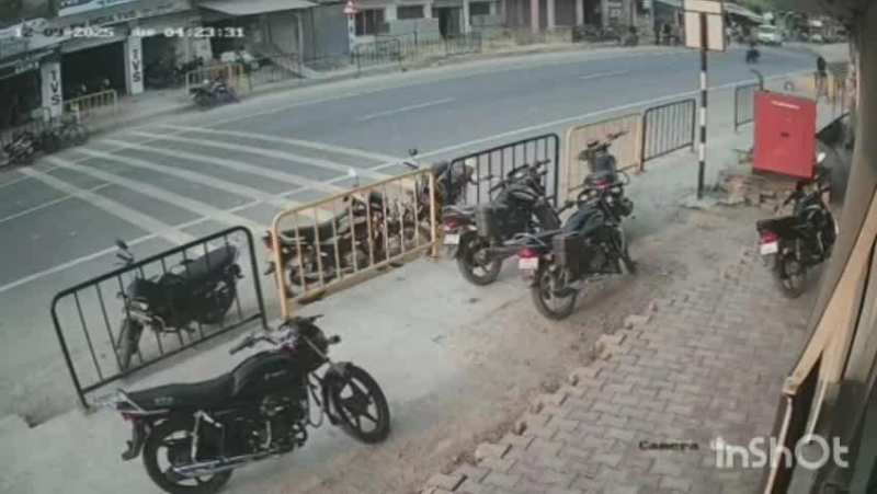 Jaunpur Accident Video: बेकाबू बाइक फिसल...दो बोलेरो से टकराई, रोंगटे खड़ा कर देगा ये वीडियो!