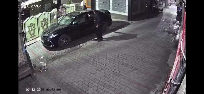 Hapur Heart Attack Video: कार से उतरते ही व्यापारी को आया हार्ट अटैक... तो ऐसे बचा ली दोस्त ने जान! 