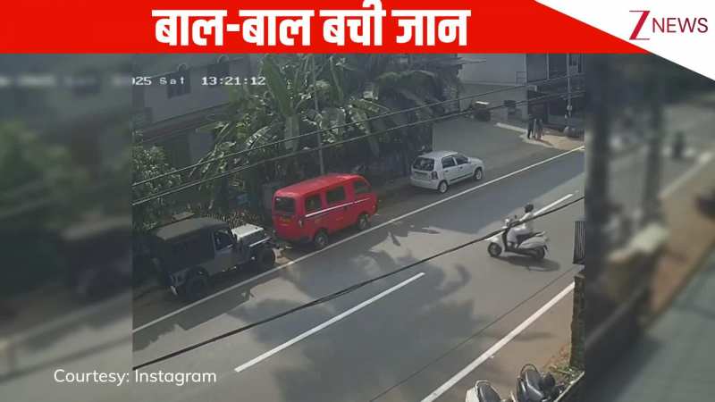 बाल-बाल बची जान, सड़क पर तेज रफ्तार कार और स्कूटर आए आमने-सामने, फिर जो हुआ....वीडियो में देखिए