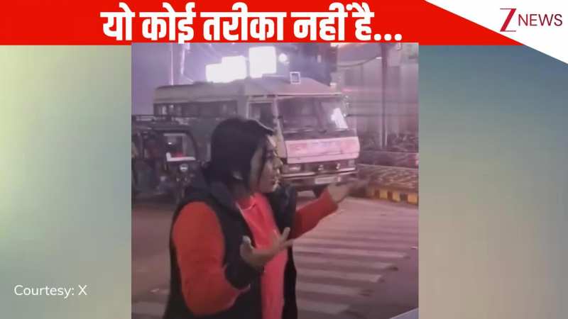 गलत साइड गाड़ी चलाने पर पुलिस वालों पर भड़की महिला, बीच सड़क किया हाई वोल्टेज ड्रामा, कहा- 'यो क्या तरीका है'