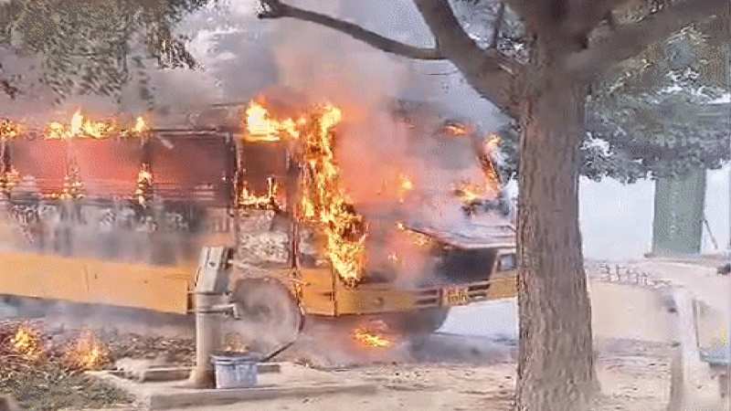 Pratapgarh Video: स्टार्ट होते ही स्कूल बस में धधकी आग, बच गई बच्चों की जान, आसमान छूती लपटे देख सहमे लोग!