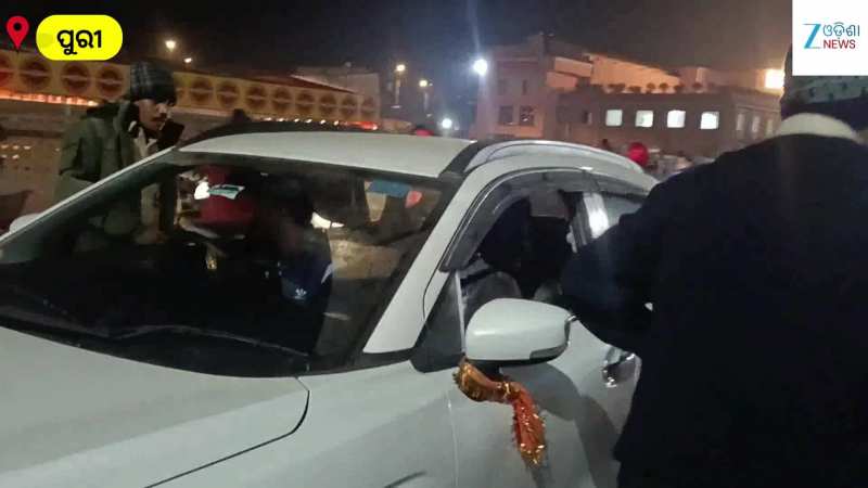 Viral Video: ଶ୍ରୀମନ୍ଦିର ସାମ୍ନାରେ ମଦ ପିଇ ଏପରି କାଣ୍ଡ କଲେ ମଦ୍ୟପ, ଭିଡିଓ ଭାଇରାଲ...