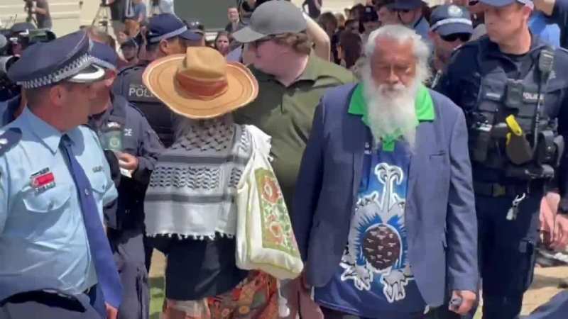 VIDEO: गले में रुमाल डाल हमले वाली जगह पर जा रही फिलिस्तीनी महिला को पुलिस ने पकड़ा VIDEO: गले में रुमाल डाल हमले वाली जगह पर जा रही फिलिस्तीनी महिला को पुलिस ने पकड़ा