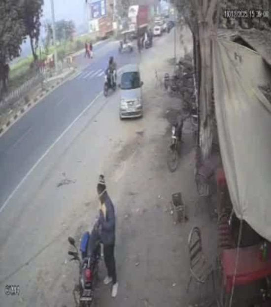 तेज रफ्तार ट्रक ने ली ई-रिक्शा चालक की जान