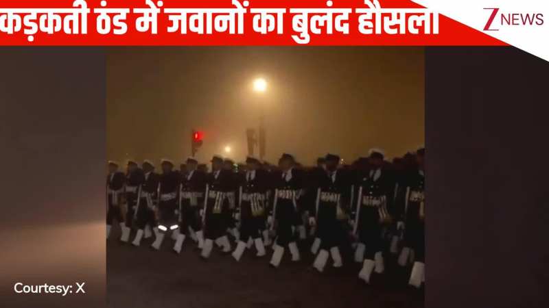 Delhi: घने कोहरे और प्रदूषण के आगे भी नहीं डगमगाया हौसला, कड़कती ठंड में कर्तव्य पथ पर गणतंत्र दिवस की तैयारी करते दिखे जवान