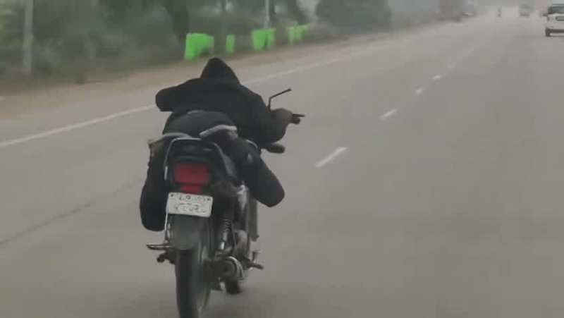 Fatehpur News: नेशनल हाईवे पर रील का ये कैसा जुनून? सीट पर लेटकर युवक ने दौड़ाई बाइक, वीडियो ने उड़ाए सबके होश