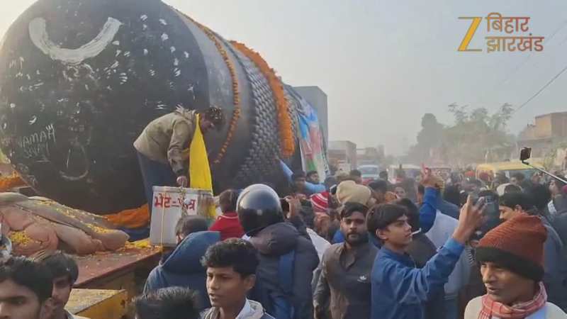 210 टन का विशाल शिवलिंग गोपालगंज जिले में डुमरियाघाट पुल पर फंसा, उमड़ पड़ा लोगों का हुजूम