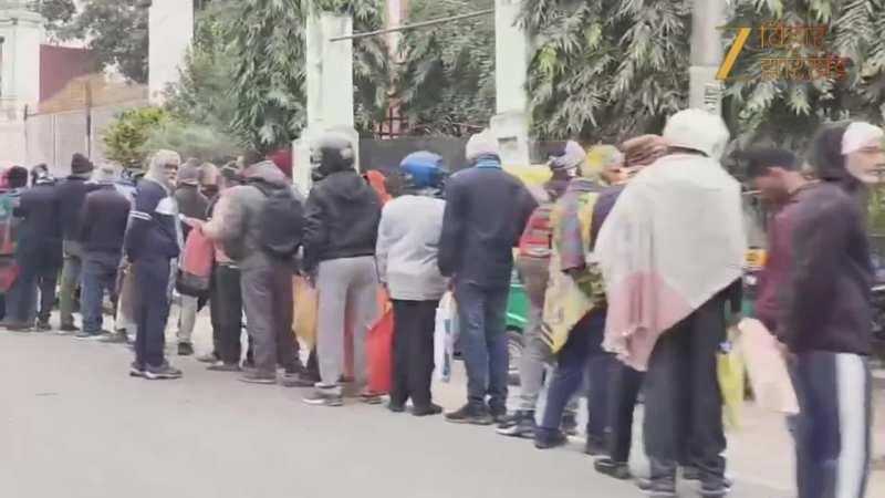 अंचलाधिकारियों की काहिली देखिए कि मंत्री जी से फरियाद करने के लिए किलोमीटर तक की लाइन लगी है