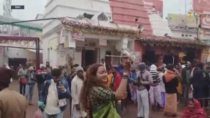Video: बाबाधाम पहुंचीं बांसुरी वादक उन्नति दावड़ा, सुरीली धुन से मंत्र-मुग्ध हुए लोग