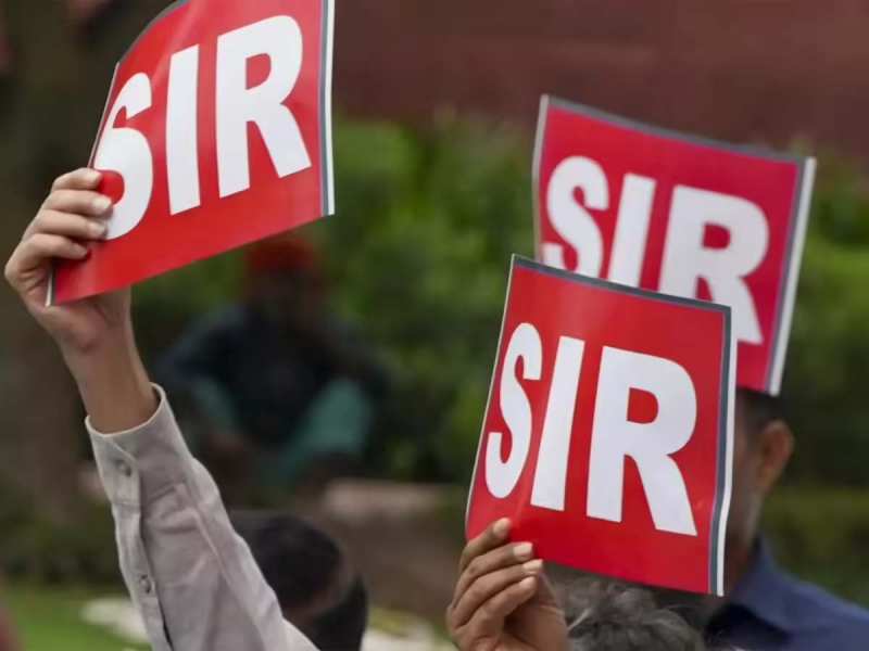 Amroha में वोटर लिस्ट को लेकर हंगामा, नाम-रिश्तों और बूथों में भारी गड़बड़ी