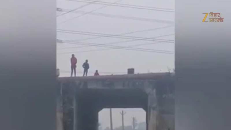 Barh Video: खेतों में अचानक फव्वारे की तरह बहने लगा एनटीपीसी का राख मिला हुआ पानी