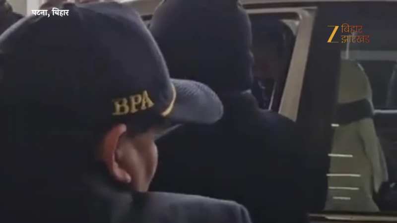 आंखों पर काला चश्मा...सिर पर ऊनी टोपी, कुछ अंदाज में पटना पहुंचे लालू यादव, देखें वीडियो