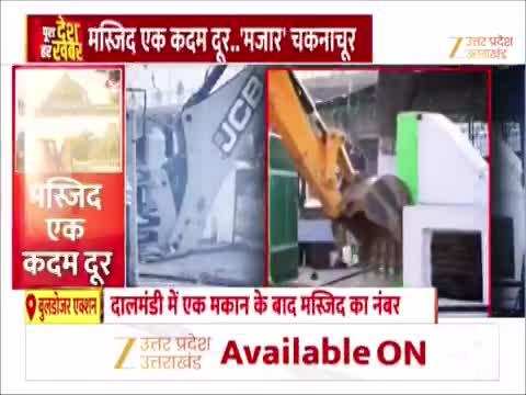 देवरिया में अब्दुल गनी शाह की 50 साल पुरानी मजार पर बुलडोजर एक्शन, सरकारी जमीन पर हुआ था निर्माण