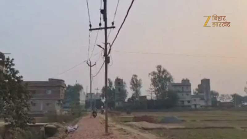 Video: बेतिया के बाद अब जमुई में भी बीच सड़क पर गाड़ दिए बिजली के खंभे, सरकार को लगा 24 लाख रुपये का चूना!