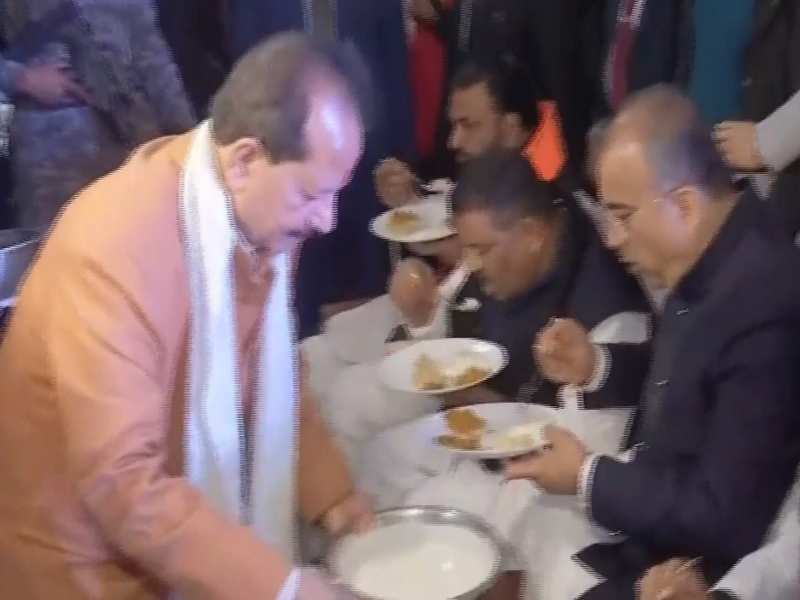 मकर संक्रांति पर विजय सिन्हा के आवास पर जुटे दिग्गज, नीतीश कुमार और सम्राट चौधरी ने लिया 'दही-चूड़ा' का आनंद