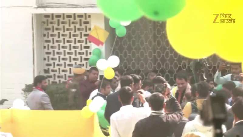 तेज प्रताप यादव के भोज में सबसे पहले पहुंचे लालू प्रसाद यादव, मां राबड़ी देवी और भाई तेजस्वी नहीं दिखे