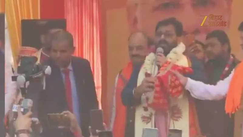 VIDEO: बीजेपी के मकर संक्रांति कार्यक्रम में पहुंचे पवन सिंह, स्टेज से गाया वायरल गाना