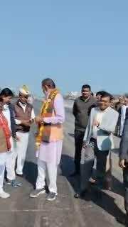 Lalitpur News: जब कमिश्नर के पैर छूने लगे श्रम राज्यमंत्री...देखते ही देखते Video हुआ वायरल; आप भी देखिए ये नजारा