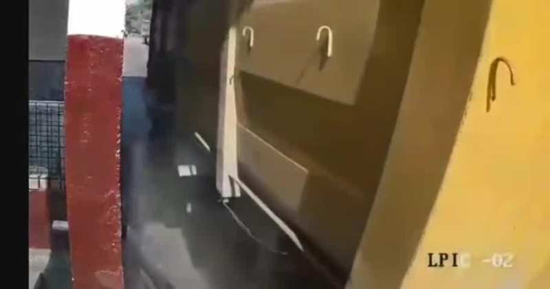 Jhansi Accident Video: बेकाबू डंपर ने कार को मारी टक्कर, तो दूसरी कार से जा भिड़ी: फिर टोलकर्मी को 10 फीट दूर उड़ाया