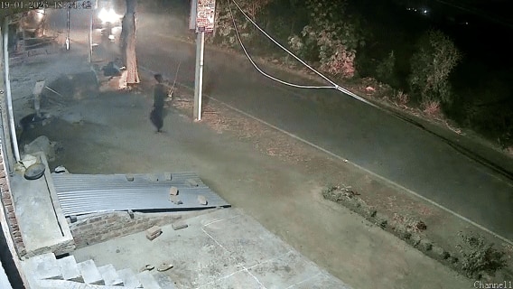 Video: कन्नौज में टेंपो-बाइक की भिड़ंत से युवक की मौत, एक्सीडेंट का वीडियो देख रोंगटे खड़े हो जाएंगे