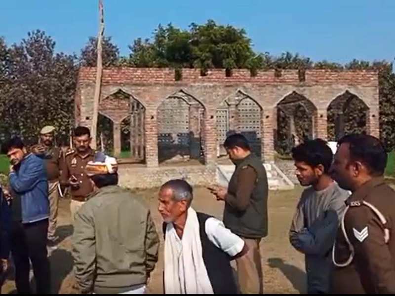UP News: श्रावस्ती में तोड़ा गया मज़ार, आगरा में 2 मजारों को 60 दिन का अल्टीमेटम! 