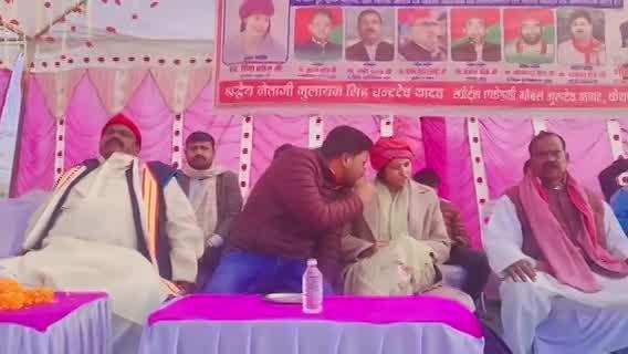 Jaunpur News: केराकत दंगल में असहज हुईं प्रिया सरोज, समर्थक की हरकत का वीडियो हुआ वायरल