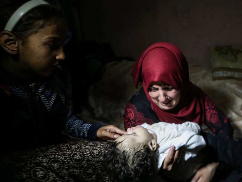 Gaza: गर्म कपड़ों के अभाव में माँ की गोद में ठंड से जमकर दम तोड़ रहे गज़ा के मासूम