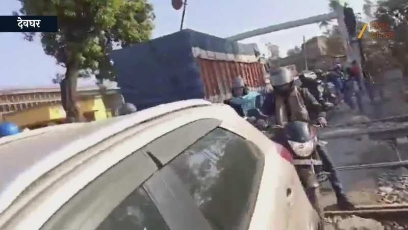 Video: नावाडीह फाटक पर बड़ा रेल हादसा टला, गोंडा-आसनसोल एक्सप्रेस ने ट्रक को मारी टक्कर