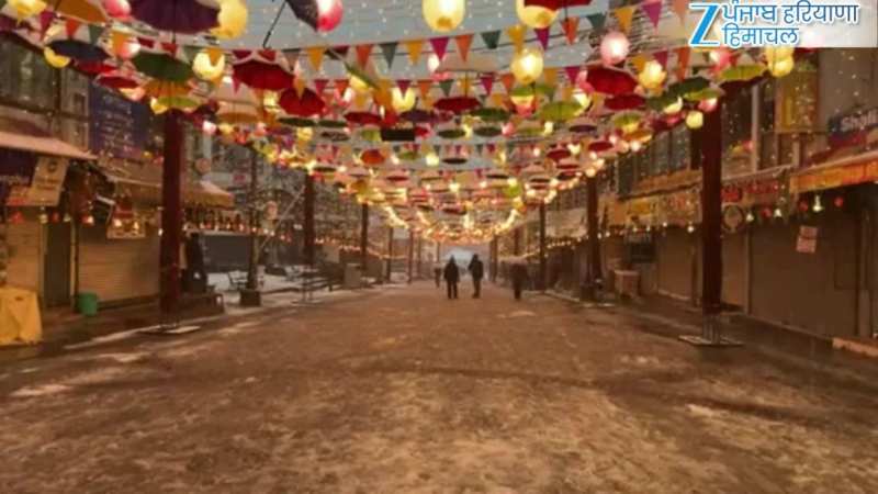 सफेद चादर से ढका मनाली मॉल रोड! भारी बर्फबारी का LIVE नज़ारा देखिए