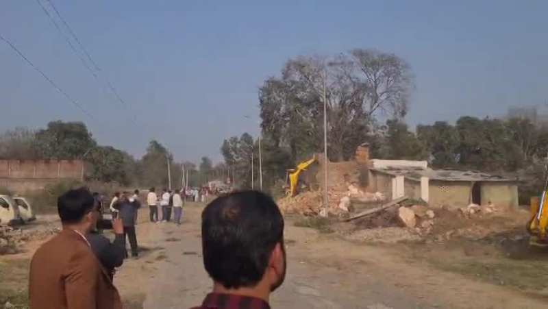 Video: अमेठी अतिक्रमण पर चला प्रशासन का बुलडोजर, अवैध निर्माण हुआ ध्वस्त