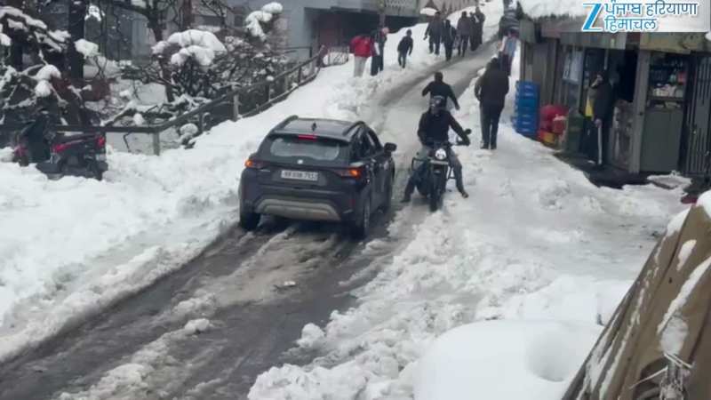 बर्फ़बारी से जनजीवन ठप! गाड़ियां फंसीं, सैलानियों का हाल बेहाल | Video
